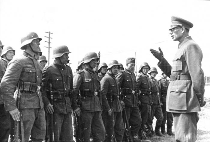 Генерал-лейтенант А.А. Власов, перешедший в 1942 году на сторону немцев, и солдаты, так называемой, Русской освободительной армии (РОА).